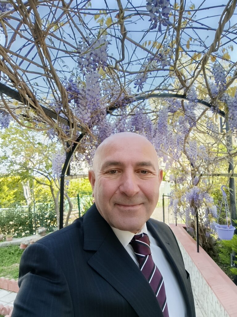 mor salkım ve evin girişi kravatlı