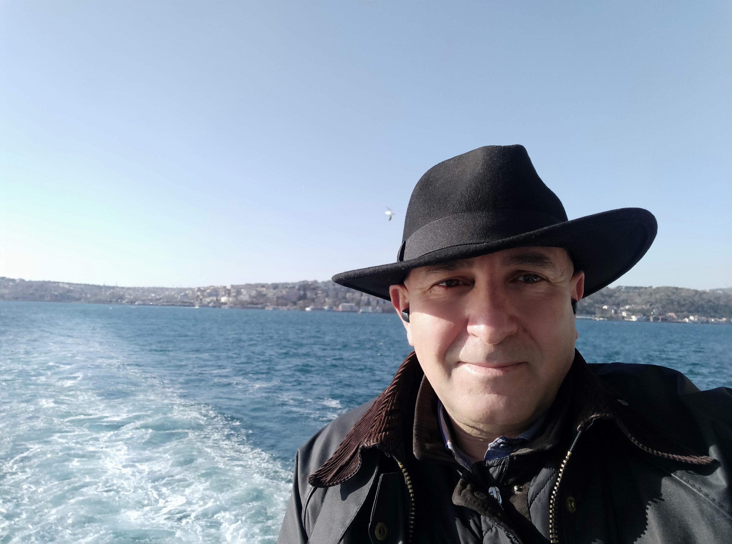 şapkalı acg boğazda